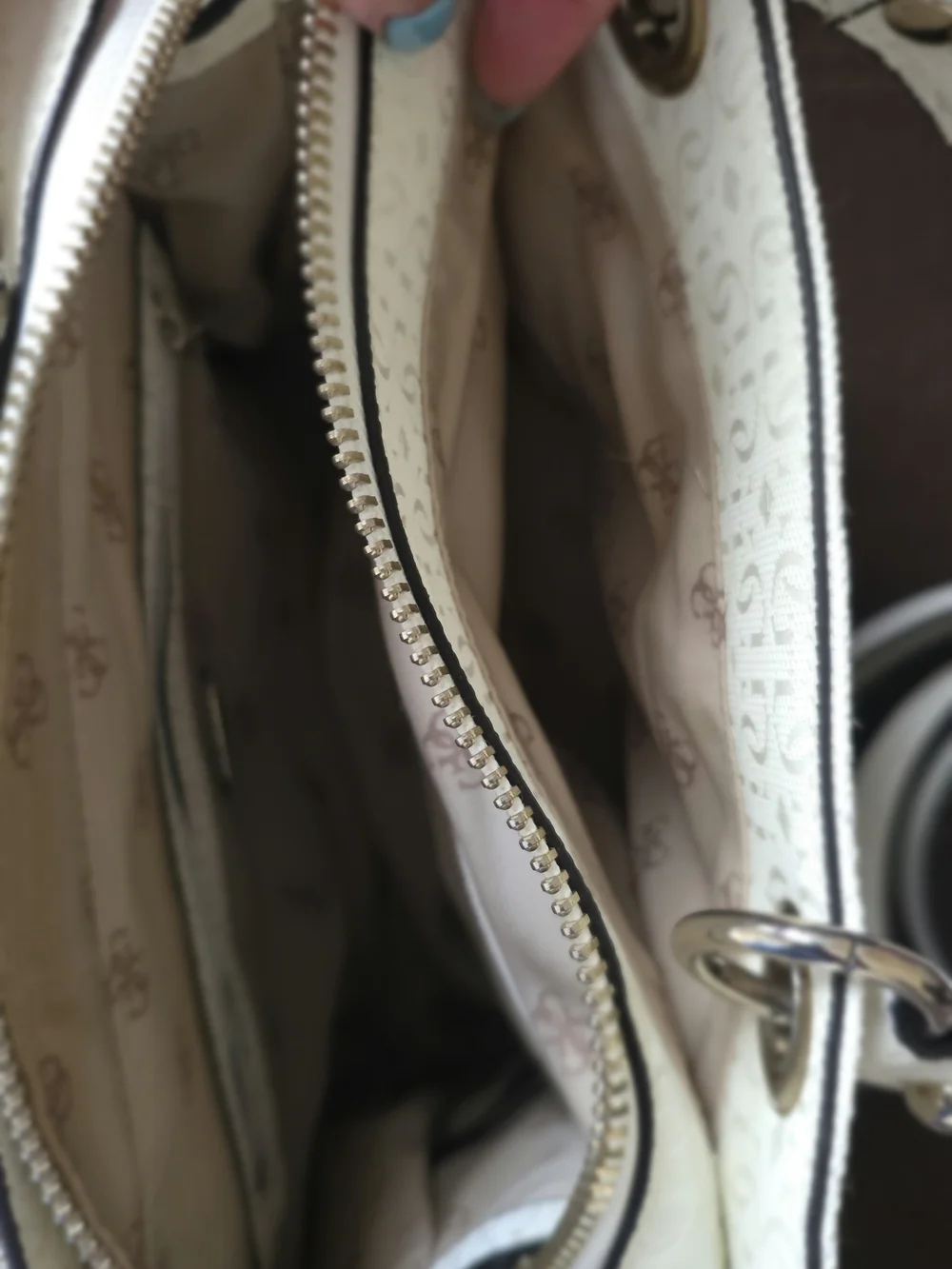 GUESS Quilted White Tote Bag with Detachable Strap